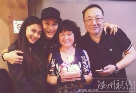 黃曉明和angelababy家人過節(jié)