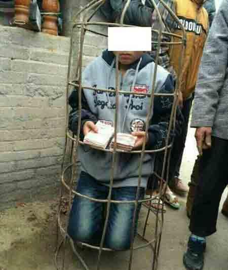 男孩偷錢遭浸豬籠
