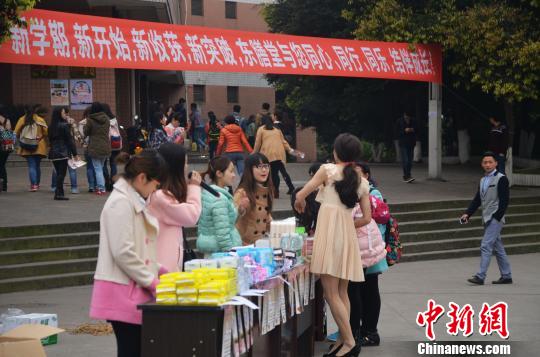 大學男生賣衛(wèi)生巾