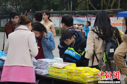 大學男生賣衛(wèi)生巾