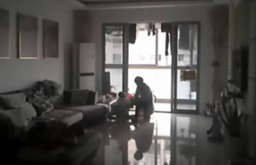 紹興保姆虐待9個(gè)月嬰兒