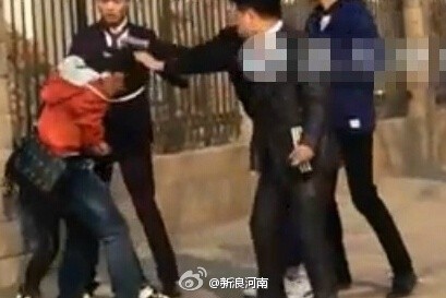 男子當街暴打女友被群毆