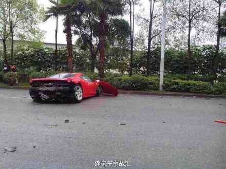 佛山法拉利撞樹(shù)