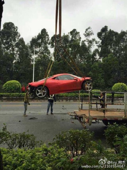 佛山法拉利撞樹(shù)