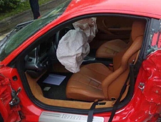 佛山法拉利撞樹