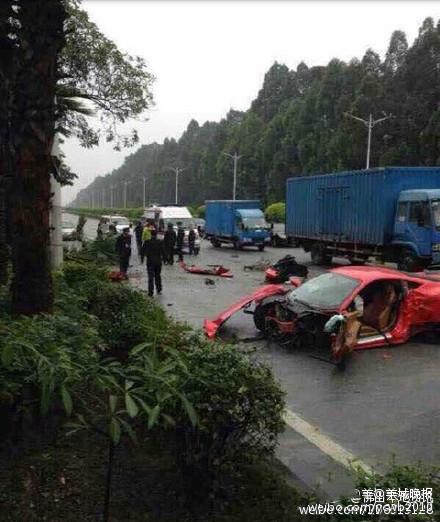 佛山法拉利撞樹