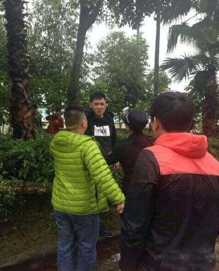 佛山法拉利撞樹，樹倒車斷車主沒事