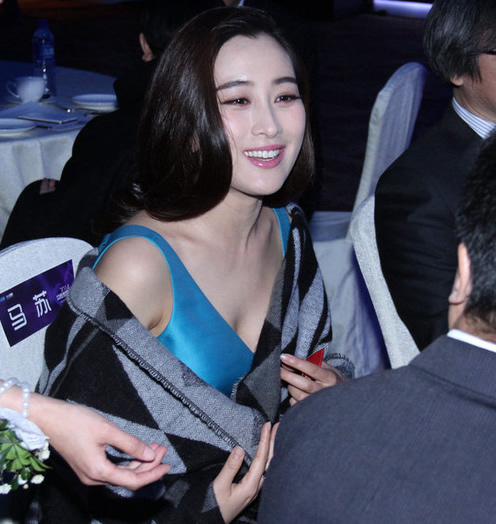 馬蘇藍色低胸裝