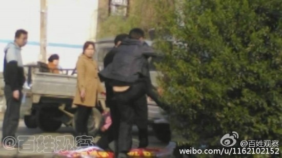 姐妹遭城管飛踹鎖喉