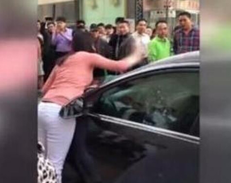 妻子血手砸丈夫車