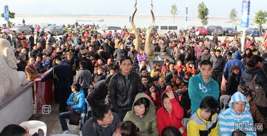 上海連夜排隊買房