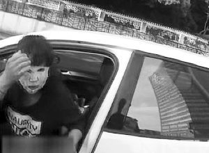 女司機敷面膜開車