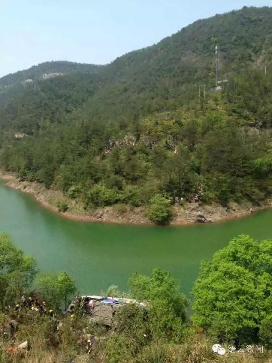 臺金高速一客車墜崖