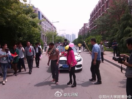 鄭州大學(xué)現(xiàn)奇葩婚禮