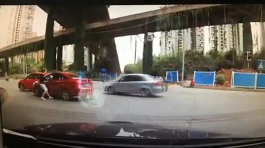 男子逼停女司機將其暴打