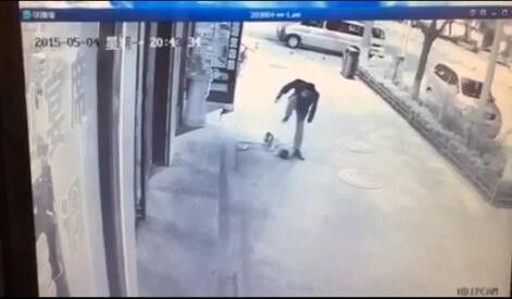 男子暴打掃地男童視頻截圖