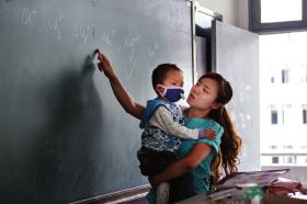 教師抱患病兒子上課