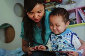 教師抱患病兒子上課