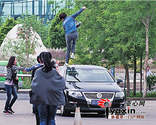 愛狗人士踩打狗男子的車
