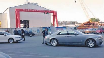 女司機(jī)撞勞斯萊斯