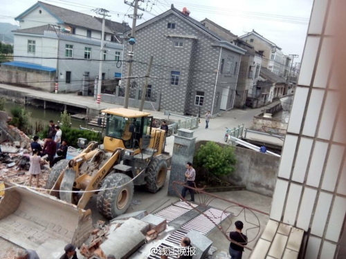 女婿開鏟車鏟平岳父家