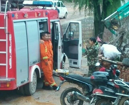 消防員不救人忙自拍