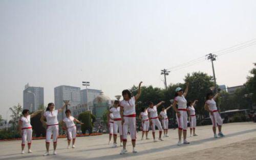 大媽學跳蕭敬騰最新MV舞蹈