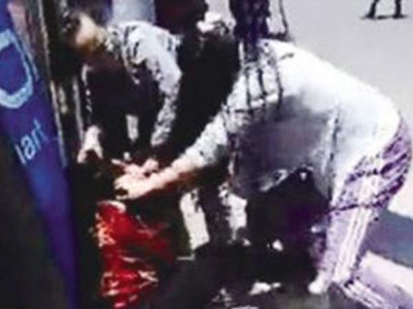 女子當(dāng)街暴打親媽