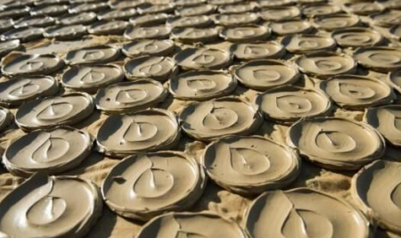 貧民制作泥巴餅干充饑