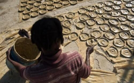 貧民制作泥巴餅干充饑