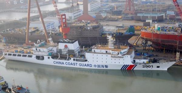 原文配圖：該基地擁有6個1萬噸級泊位，那么萬噸海警船就有“家”了——圖為萬噸海警船與其船臺上的姊妹艦.