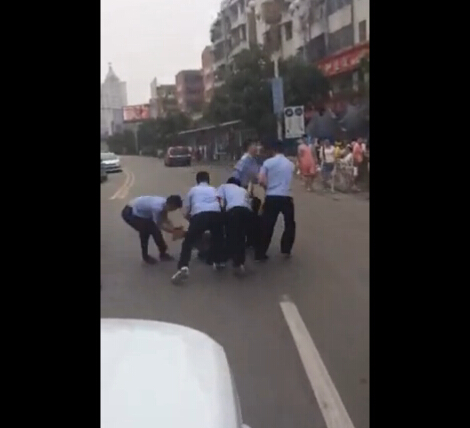 碰瓷女猛撞路虎車