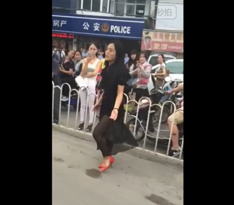 碰瓷女猛撞路虎車