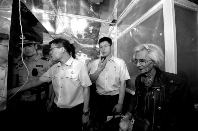 老人被兒子逐出家門