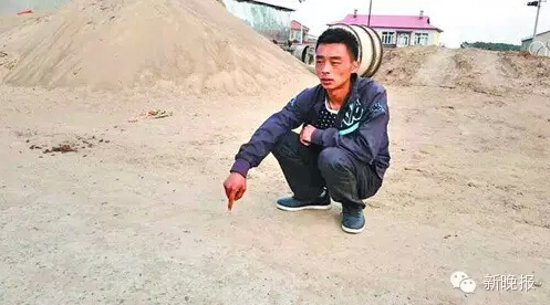 父親指認女童被校車碾壓2次現場