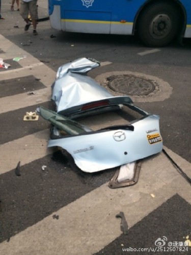 寶馬撞散馬自達，車身碎片散落一地