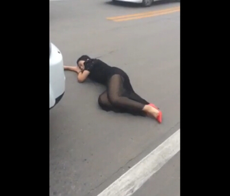 奇葩碰瓷女猛撞路虎車