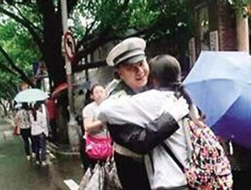 高考女生緊張向警察求抱