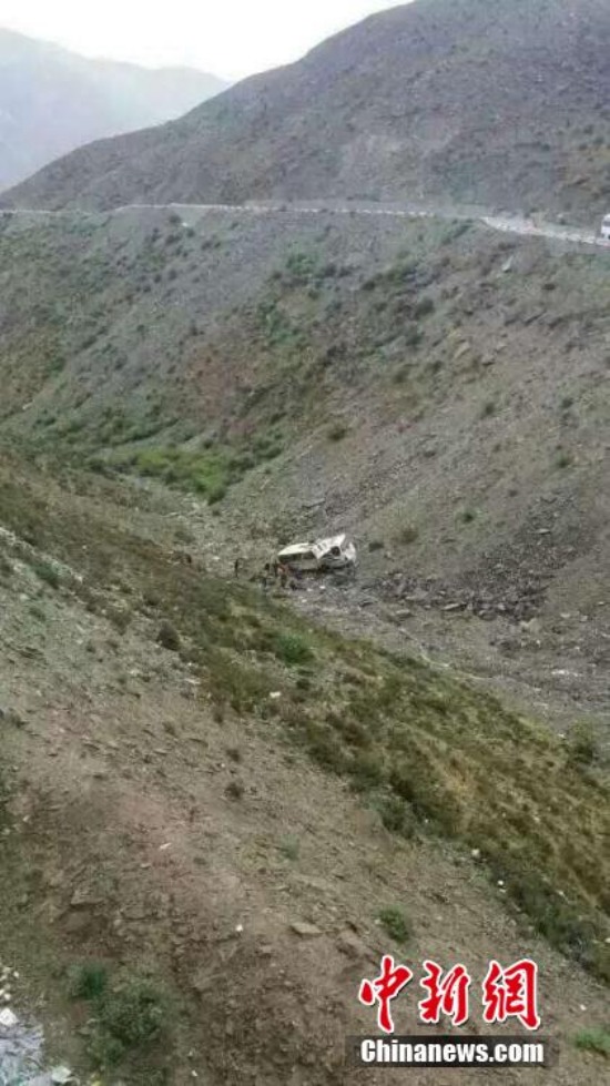 貢嘎客車墜入山崖