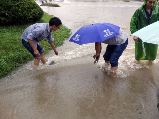 江蘇揚(yáng)州遭遇暴雨