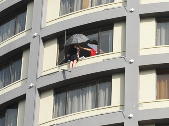 女子帶2歲女兒跳樓鬧離婚