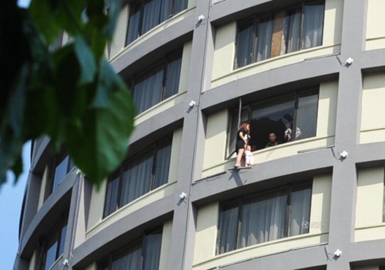 女子帶2歲女兒跳樓鬧離婚