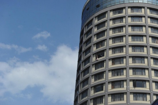 女子帶2歲女兒跳樓鬧離婚