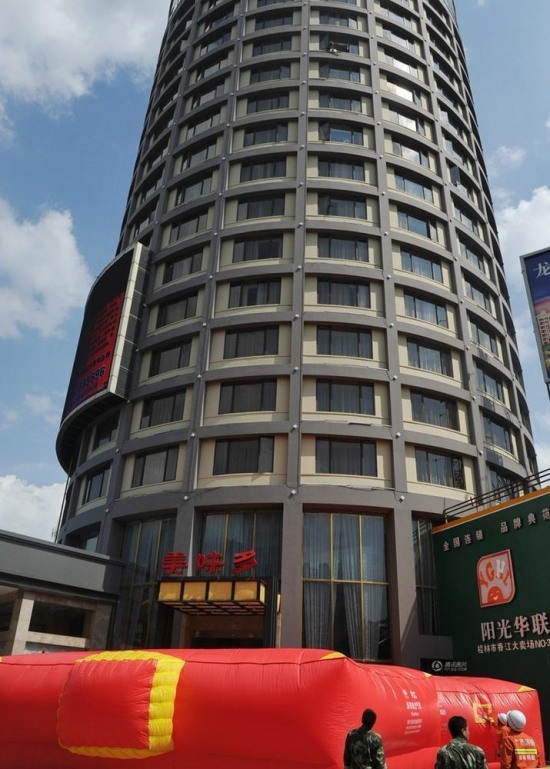 女子帶2歲女兒跳樓鬧離婚