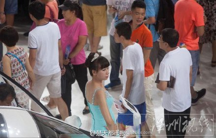 女子長太丑被勸離