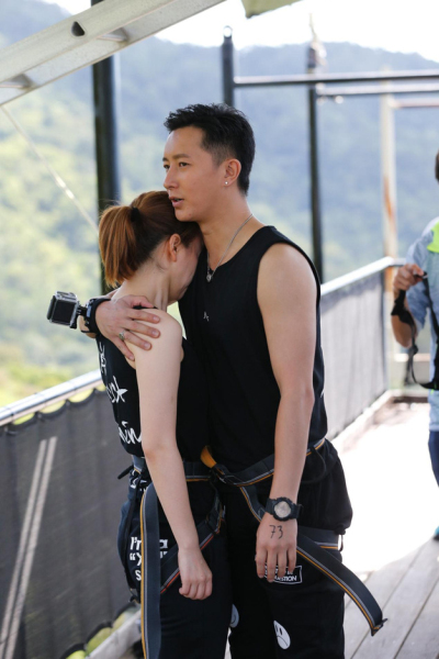 韓庚熊抱吳昕墜落