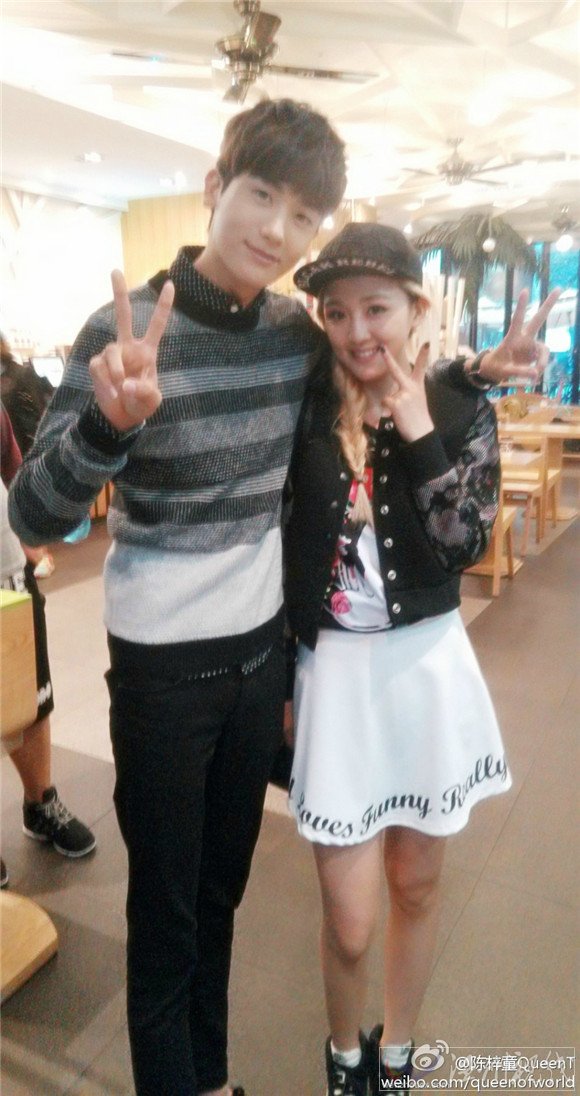 陳梓童和韓國明星樸炯植合影