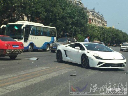 遼寧錦州一輛蘭博基尼與出租車發生車禍