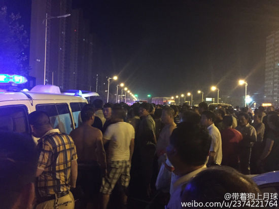 民警開(kāi)警車(chē)撞死老人