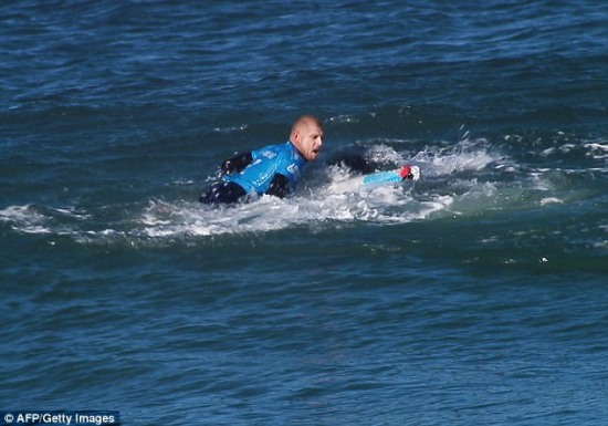 世界沖浪冠軍賽選手遭鯊魚襲擊勇敢逃生